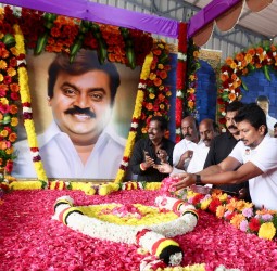 துணை முதல்வர் உதயநிதி மரியாதை