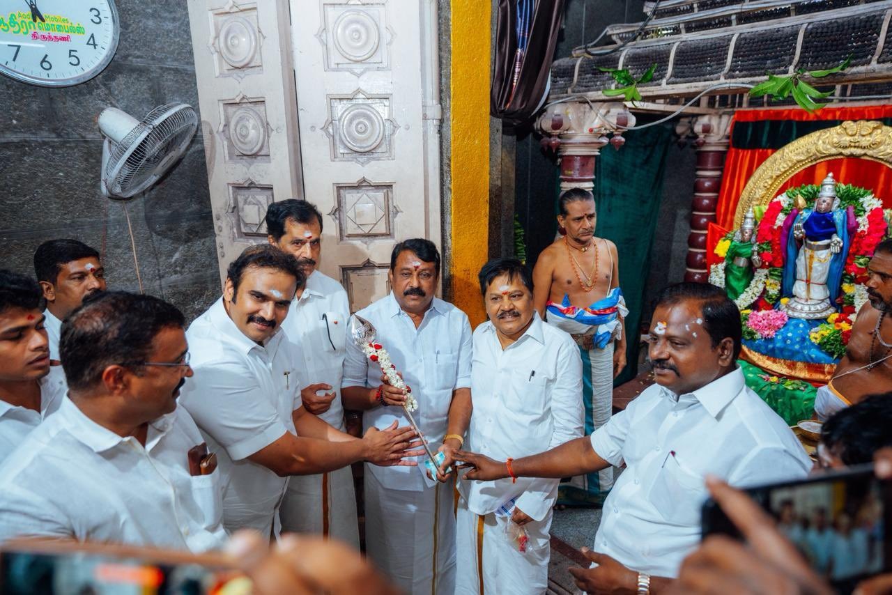 திருத்தணியில் முருகப்பெருமானை பாஜக மாநிலத் தலைவர் நயினார் நாகேந்திரன் தரிசித்தார்