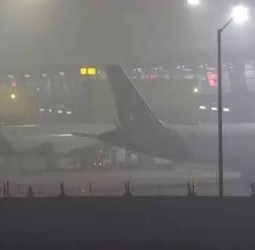 டில்லியில் கடும் பனியால் ரயில்கள், விமானங்கள் சேவை பாதிப்பு; பயணிகளுக்கு அறிவுறுத்தல்