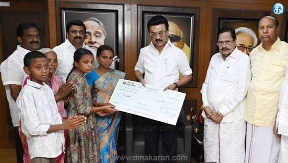 சாலை விபத்தில் மரணமடைந்த 2 குடும்பங்களுக்கு தி.மு.க. சார்பில் தலா ரூ.10 லட்சம்: ஸ்டாலின் வழங்கினார்