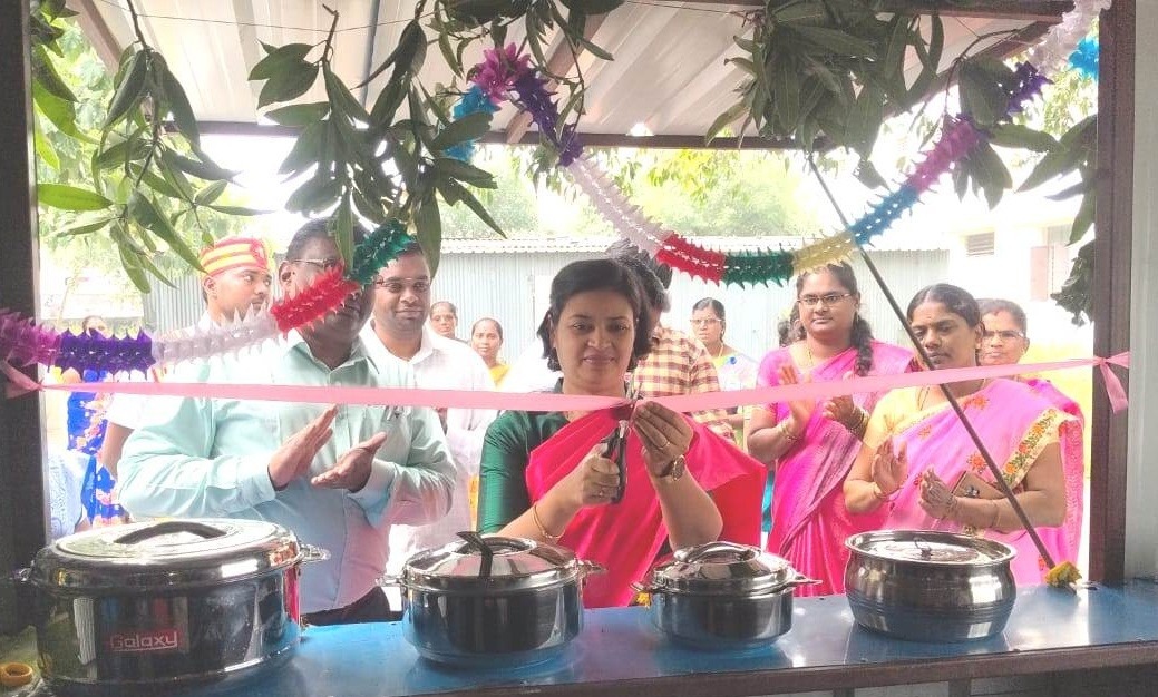 மகளிர் குழுவினரின் மதி அங்காடி