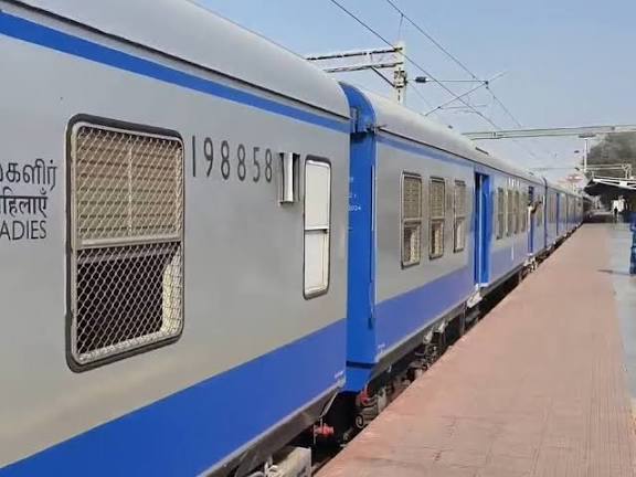 ரயில் பயணச்சீட்டு பரிசோதகா்களிடம் வாக்குவாதம் செய்தால் நடவடிக்கை: அதிகாரிகள் எச்சரிக்கை