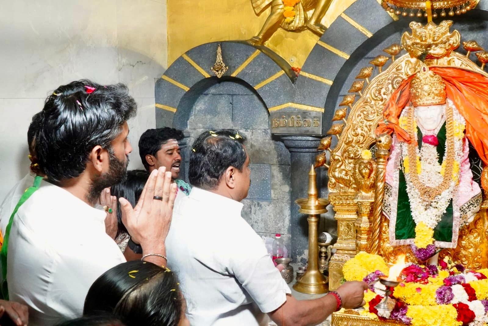 சாய்பாபா கோவிலில் நேற்று பாஜக மாநிலத் தலைவர் நயினார்நாகேந்திரன், செயலாளர் வினோஜ் செல்வம் தரிசனம்