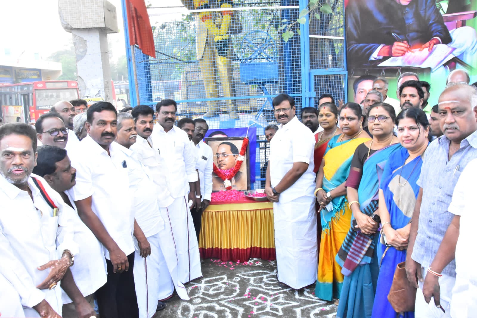 அம்பேத்கர் திருவுருவச்சிலைக்கு அமைச்சர் நாசர் மாலை அணிவித்து மரியாதை