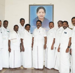 வலங்கைமான் அமமுக நகர செயலாளர் வி.ஆறுமுகம் அமமுகவில் இருந்து விலகி முன்னாள் அமைச்சர் ஆர்.காமராஜ் தலைமையில் அதிமுகவில் இணைந்தார்.