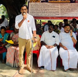 ஓய்வு பெற்ற தூய்மை பணியாளர்கள் உண்ணாவிரத போராட்டத்தில் தவெக மாவட்ட மாதவன் தலைமையில் அந்த கட்சியினர் ஆதரவு