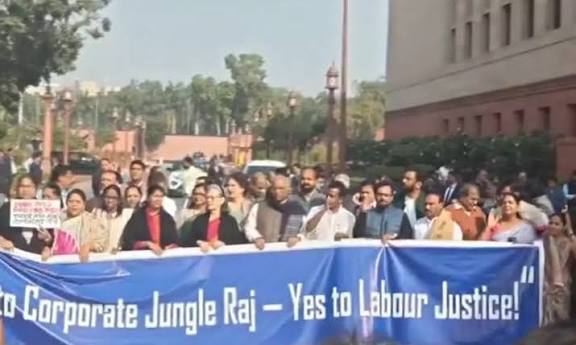 தொழிலாளர் சட்டங்களை திரும்ப பெற வலியுறுத்தி நாடாளுமன்ற வளாகத்தில் எதிர்க்கட்சி எம்.பி.க்கள் போராட்டம்