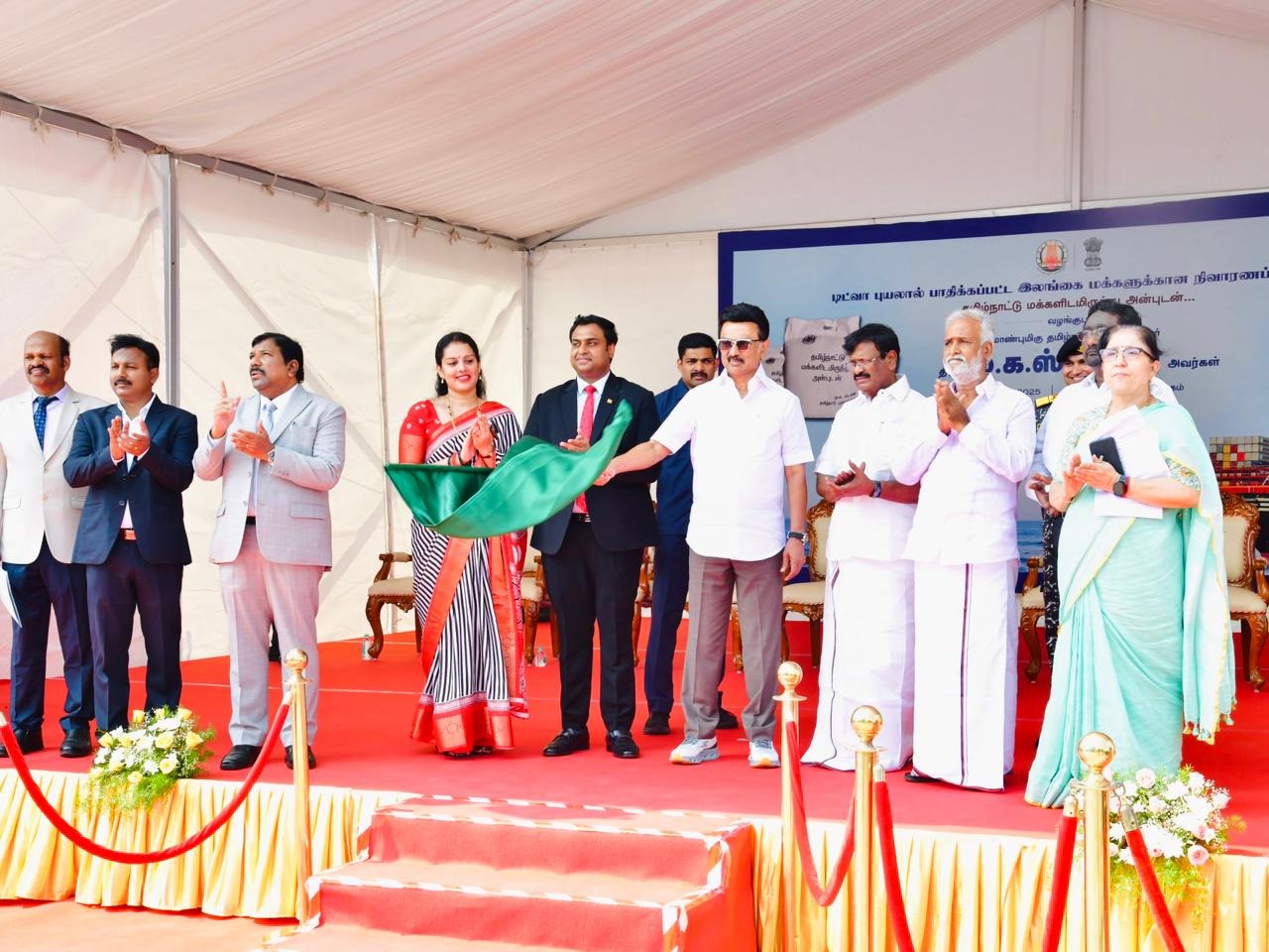 இலங்கையில் புயல் மழையால் பாதிக்கப்பட்ட தமிழ் மக்களுக்கான நிவாரணப் பொருட்கள்