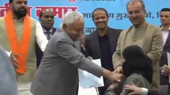 பெண் மருத்துவரின் ஹிஜாப்பை வலுக்கட்டாயமாக விலக்கிய நிதீஷ் குமார்!