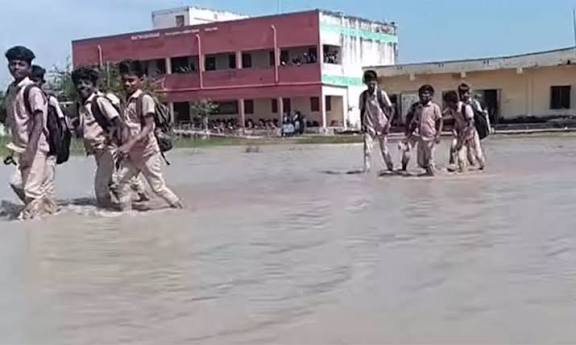 ராமநாதபுரத்தில் கனமழை: அரசுப் பள்ளியை சூழ்ந்த வெள்ளம் - மாணவர்கள் அவதி