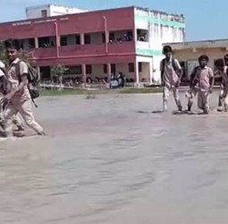 ராமநாதபுரத்தில் கனமழை: அரசுப் பள்ளியை சூழ்ந்த வெள்ளம் - மாணவர்கள் அவதி