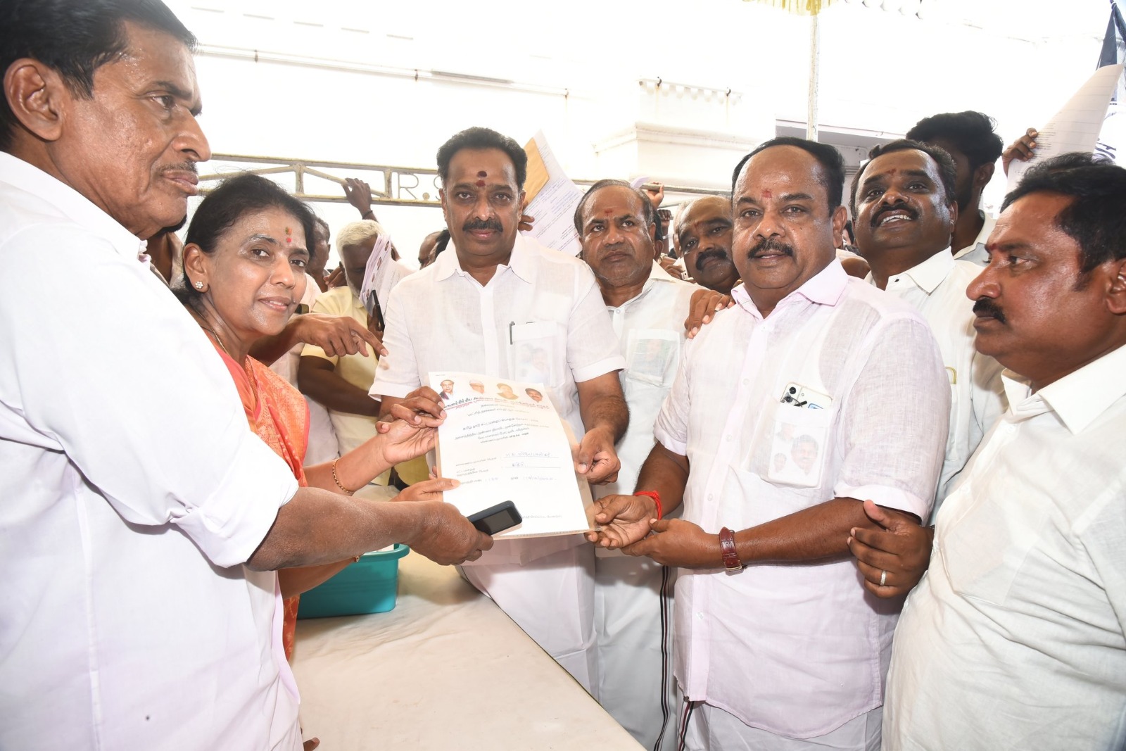 முன்னாள் அமைச்சர் எம்ஆர் விஜயபாஸ்கர் விருப்ப மனு