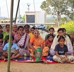 மின்சார வசதி கோரி கிராமமக்கள் உண்ணாவிரதம்