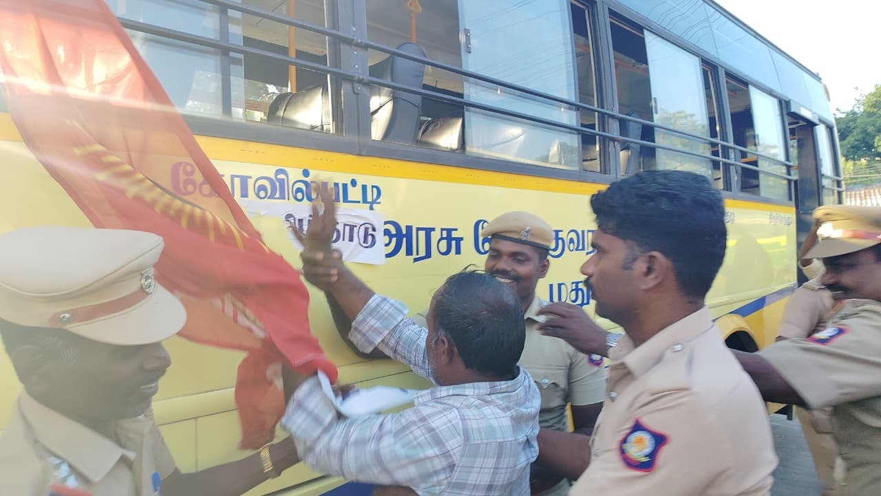 கோவில்பட்டியில் அரசு பேருந்துகளில் நாம் தமிழர் கட்சியினர் தமிழ்நாடு என்ற ஸ்டிக்கர் ஒட்டும் போராட்டம்