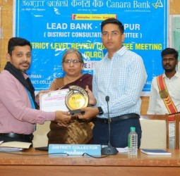 திருப்பூர் மாவட்டத்தில் அதிக கடன் வழங்கிய வங்கிகளுக்கு பாராட்டுச் சான்றிதழ்