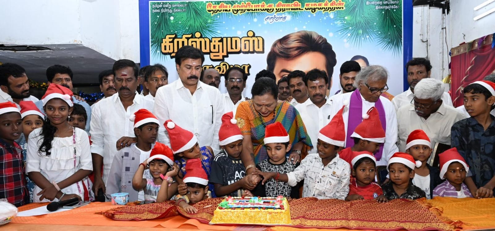 பிரேமலதா, குழந்தைகளுடன் கேக் வெட்டி கிறிஸ்மஸ் கொண்டாடினார்