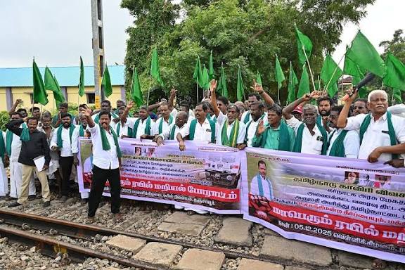 மேகேதாட்டு விவகாரம்: மத்திய அரசை கண்டித்து தஞ்சாவூரில் விவசாயிகள் ரயில் மறியல்: 100 பேர் கைது