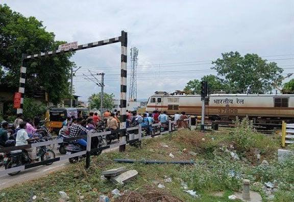 ரயில்வே மேம்பாலம் அமைக்க பொதுமக்கள் கோரிக்கை