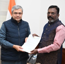 ரயில்வே அமைச்சர் அஷ்வினி வைஷ்ணவை திருமாவளவன் எம்.பி. சந்தித்து கோரிக்கை மனு