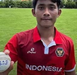 ஒரே ஓவரில் 5 விக்கெட்டுகள்: யாரும் செய்யாத வரலாற்று சாதனையை படைத்த இந்தோனேசியா வீரர்