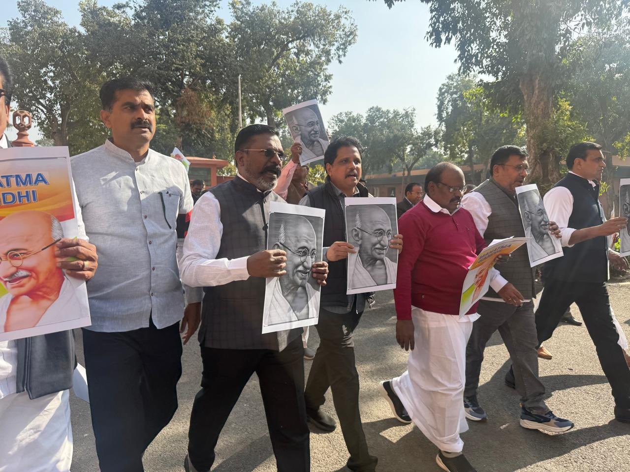 இந்தியா கூட்டணி எம்.பி.க்கள் டெல்லியில் பேரணியாகச் சென்று காந்தி சிலை முன் ஆர்ப்பாட்டம்