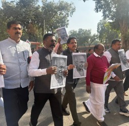 இந்தியா கூட்டணி எம்.பி.க்கள் டெல்லியில் பேரணியாகச் சென்று காந்தி சிலை முன் ஆர்ப்பாட்டம்