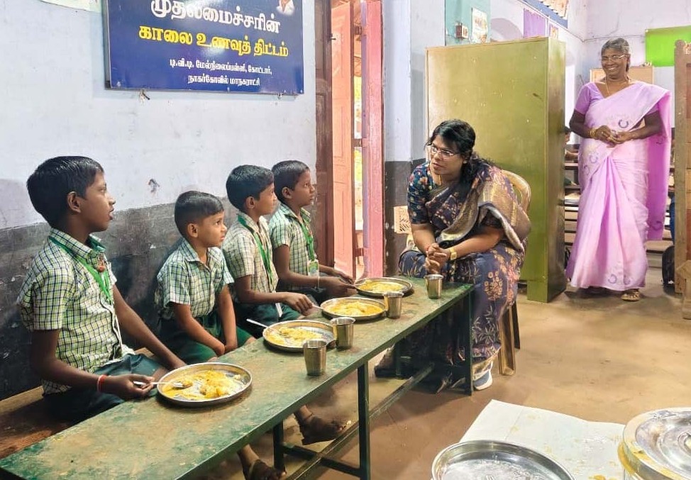 காலை உணவு திட்ட செயல்பாடுகள் பற்றி கலெக்டர் அழகுமீனா ஆய்வு