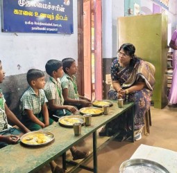 காலை உணவு திட்ட செயல்பாடுகள் பற்றி கலெக்டர் அழகுமீனா ஆய்வு