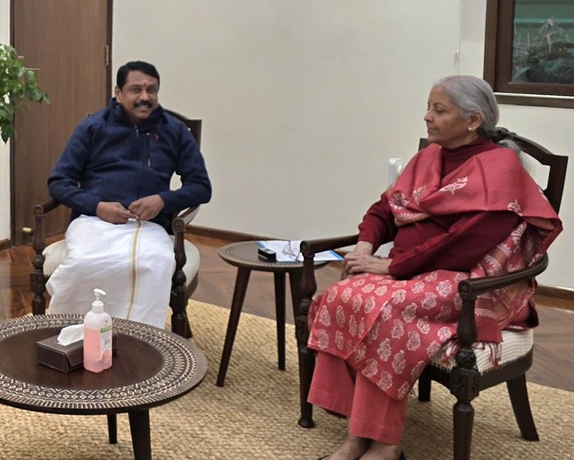 யாத்திரையின் போது பொதுமக்களிடமிருந்து பெறப்பட்ட நிதி அமைச்சகத்தைச் சார்ந்த மனுக்களை பாஜக மாநிலத் தலைவர் நயினார்நாகேந்திரன் வழங்கினார்