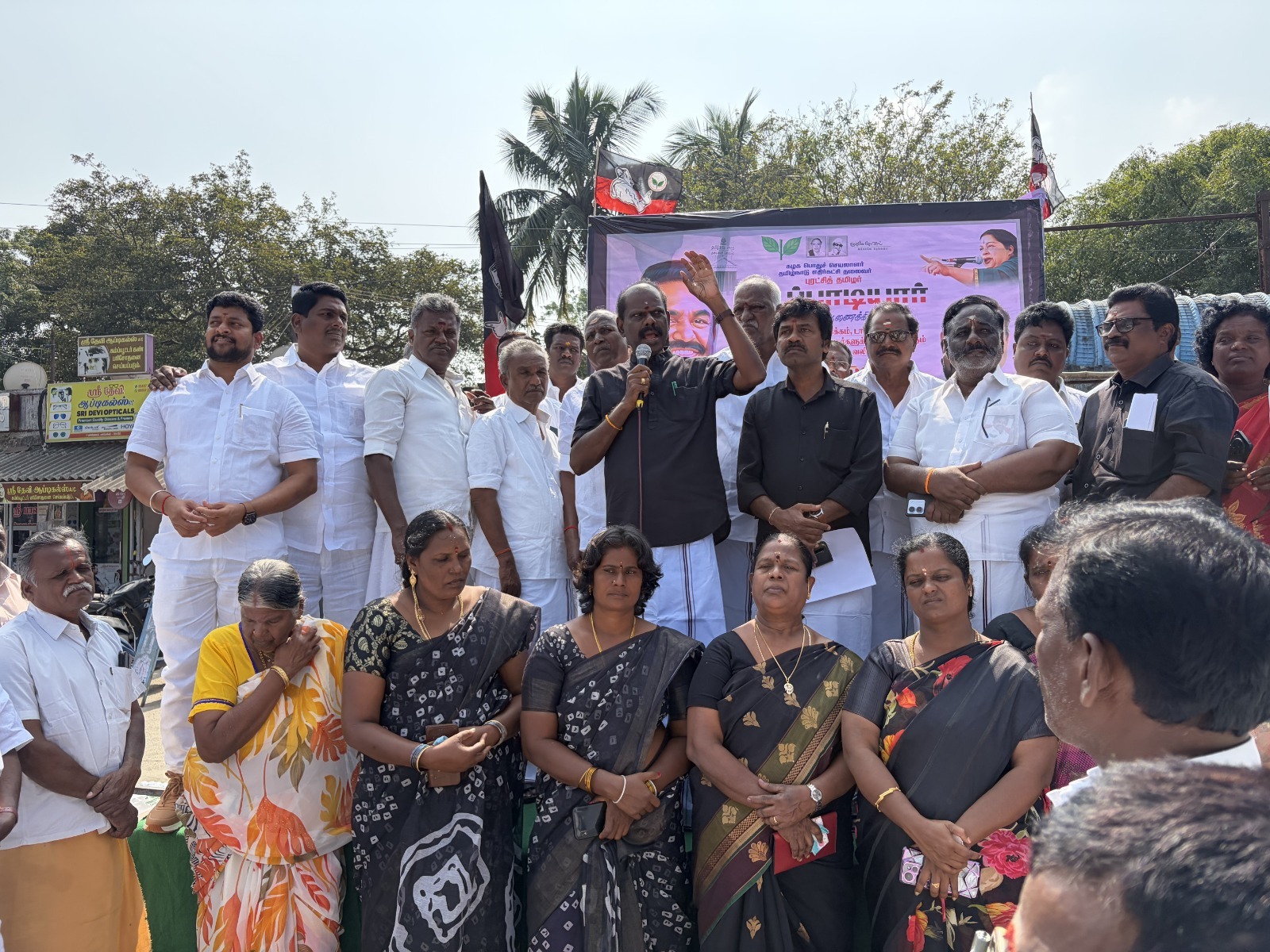 உள்ளூர் இளைஞர்களுக்கு வேலைவாய்ப்புகளில் முன்னுரிமை அளிக்க கோரி அதிமுகவினர் ஆர்ப்பாட்டம்