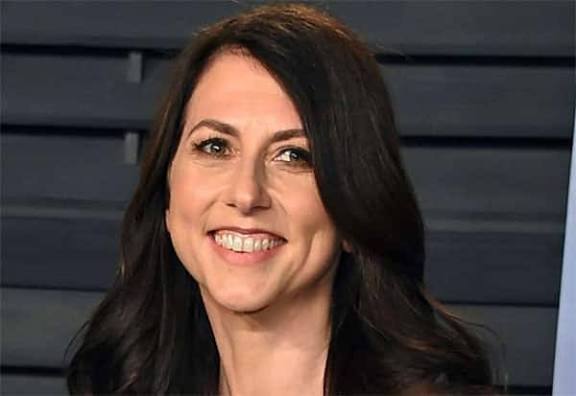 அதிக நன்கொடை அள்ளித்தந்த அமெரிக்க பெண்மணி; அமேசான் நிறுவனரின் முன்னாள் மனைவி தாராளம்