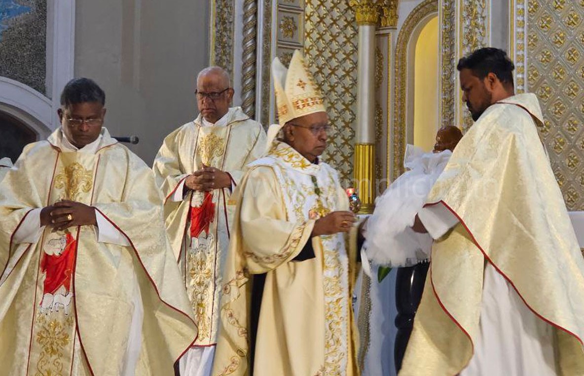 கோவை டவுன்ஹால் செயின்ட் மைக்கேல்ஸ் பேராலயத்தில் நேற்று நடந்த கிறிஸ்மஸ் சிறப்பு திருப்பலி