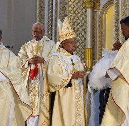 கோவை டவுன்ஹால் செயின்ட் மைக்கேல்ஸ் பேராலயத்தில் நேற்று நடந்த கிறிஸ்மஸ் சிறப்பு திருப்பலி