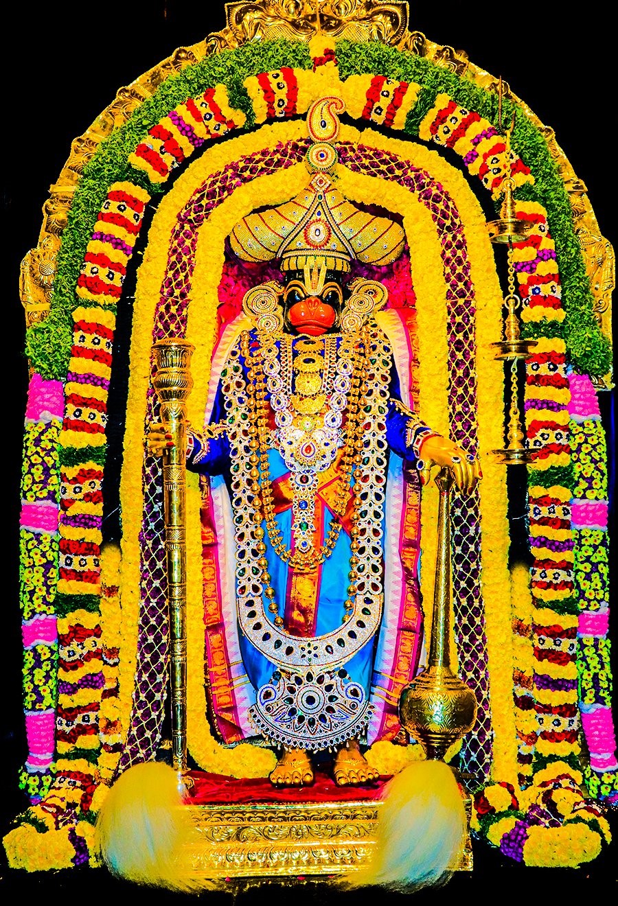 ஸ்ரீ சஞ்சீவி ஆஞ்சநேயர் திருக்கோவிலில் நேற்று ஆஞ்சநேயர் விஸ்வரூப ராஜ மாருதி அலங்காரத்தில்