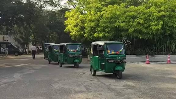 மதுரையில் சோழன் டூர்ஸ் நிறுவனத்தின் சார்பில் பெண்கள் இ-–ஆட்டோ ஓட்டுநர் திட்டம் தொடக்கம்