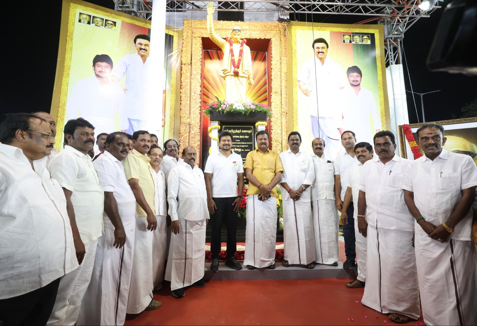 ஆரணியில் முன்னாள் முதல்வர் கருணாநிதி முழு திருவுருவச்சிலை