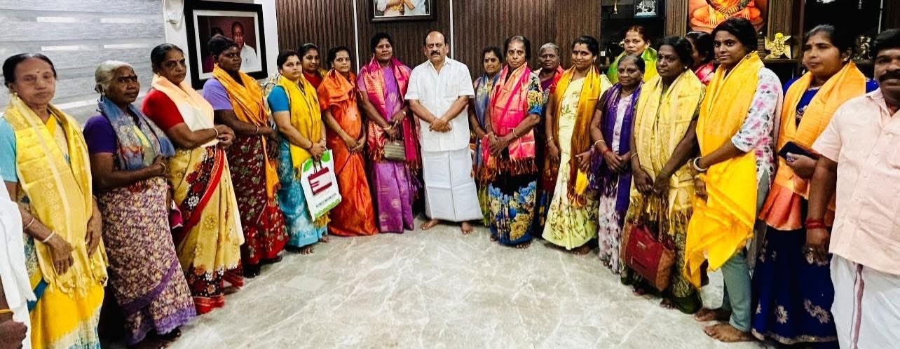 அ.தி.மு.க. கிளை மகளிர் அணி நிர்வாகிகள் அமைச்சர் அன்பரசன் முன்னிலையில் திமுகவில் இணைந்தனர்