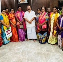 அ.தி.மு.க. கிளை மகளிர் அணி நிர்வாகிகள் அமைச்சர் அன்பரசன் முன்னிலையில் திமுகவில் இணைந்தனர்