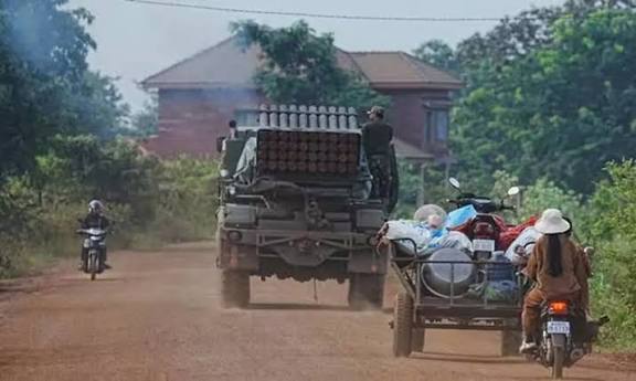 கம்போடியா மீது தாய்லாந்து தாக்குதல்; மீண்டும் போர் பதற்றம்