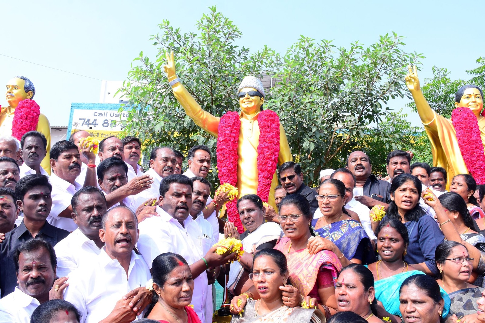 அதிமுக சார்பில் நேற்று எம்ஜிஆர் நினைவுநாளில் அவரது சிலைக்கு மாலை அணிவித்து மரியாதை