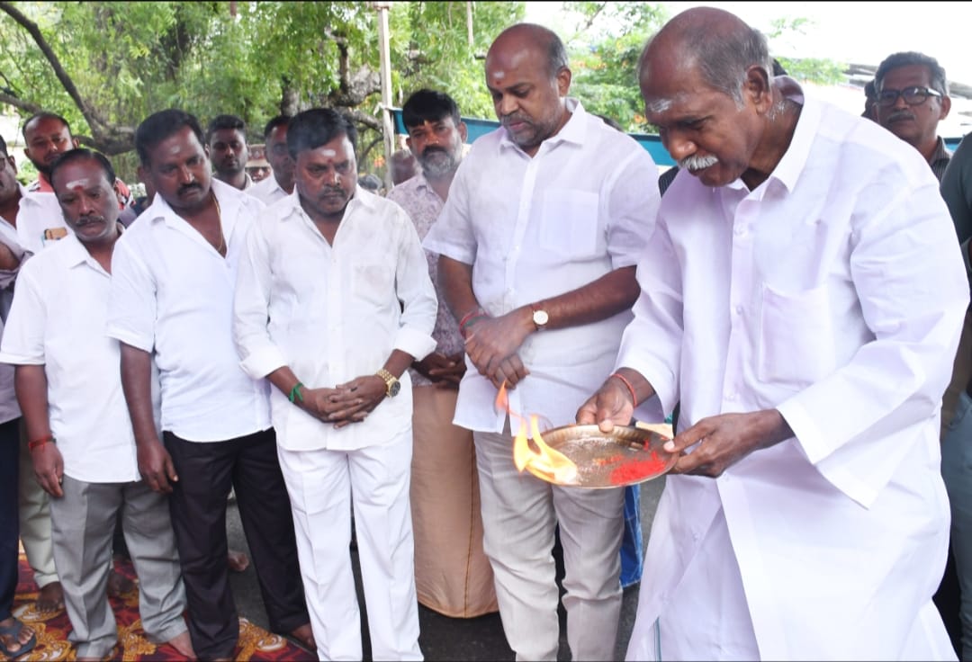 புதுச்சேரி மேட்டுப்பாளையத்தில் புதிய மீன் அங்காடி கடைகளுக்கான கட்டுமான பணி