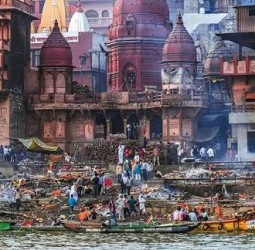 வாராணசியில் மடங்கள், கோயில்களுக்கு வரி விதிக்க துறவிகள் கடும் எதிர்ப்பு