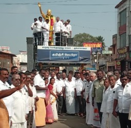 ஜி.கே.மூப்பனார் சிலைக்கு அந்த கட்சியினர் மாலை அணிவித்து மரியாதை