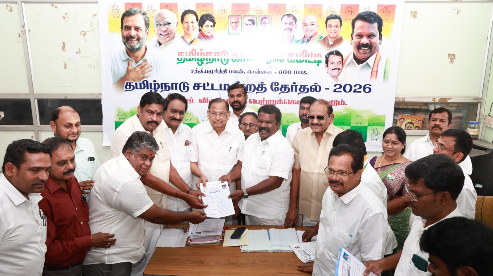 செல்வப்பெருந்தகையிடம் காங்கிரசார் விருப்ப மனு