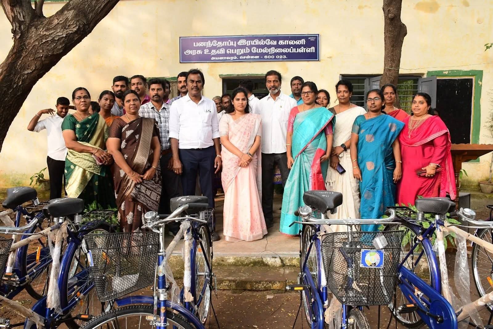 பனந்தோப்பு ரயில்வே காலனி அரசு உதவி பெறும் மேல்நிலைப் பள்ளி மாணவ, மாணவியருக்கு தமிழ்நாடு அரசின் விலையில்லா மிதிவண்டி