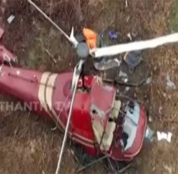 அமெரிக்காவில் 2 ஹெலிகாப்டர்கள் நடுவானில் மோதி விபத்து - விமானி உயிரிழப்பு