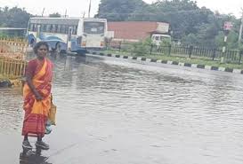 திண்டிவனத்தில் கிடங்கல் ஏரி நிரம்பியதால் நகரத்திற்குள் தண்ணீர் புகுந்தது