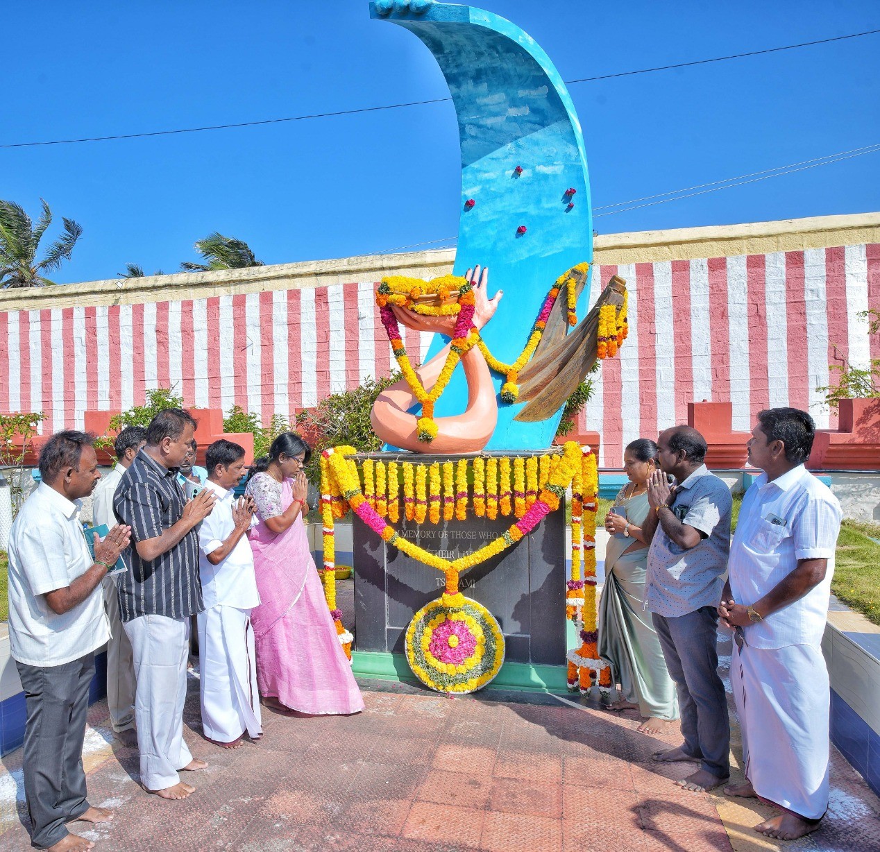 கலெக்டர் அழகுமீனா மலர் வளையம் வைத்து அஞ்சலி