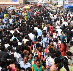 அண்ணாமலையார் கோயிலில் சுவாமி தரிசனத்துக்காக காத்திருந்த பக்தர்கள் கூட்டம்