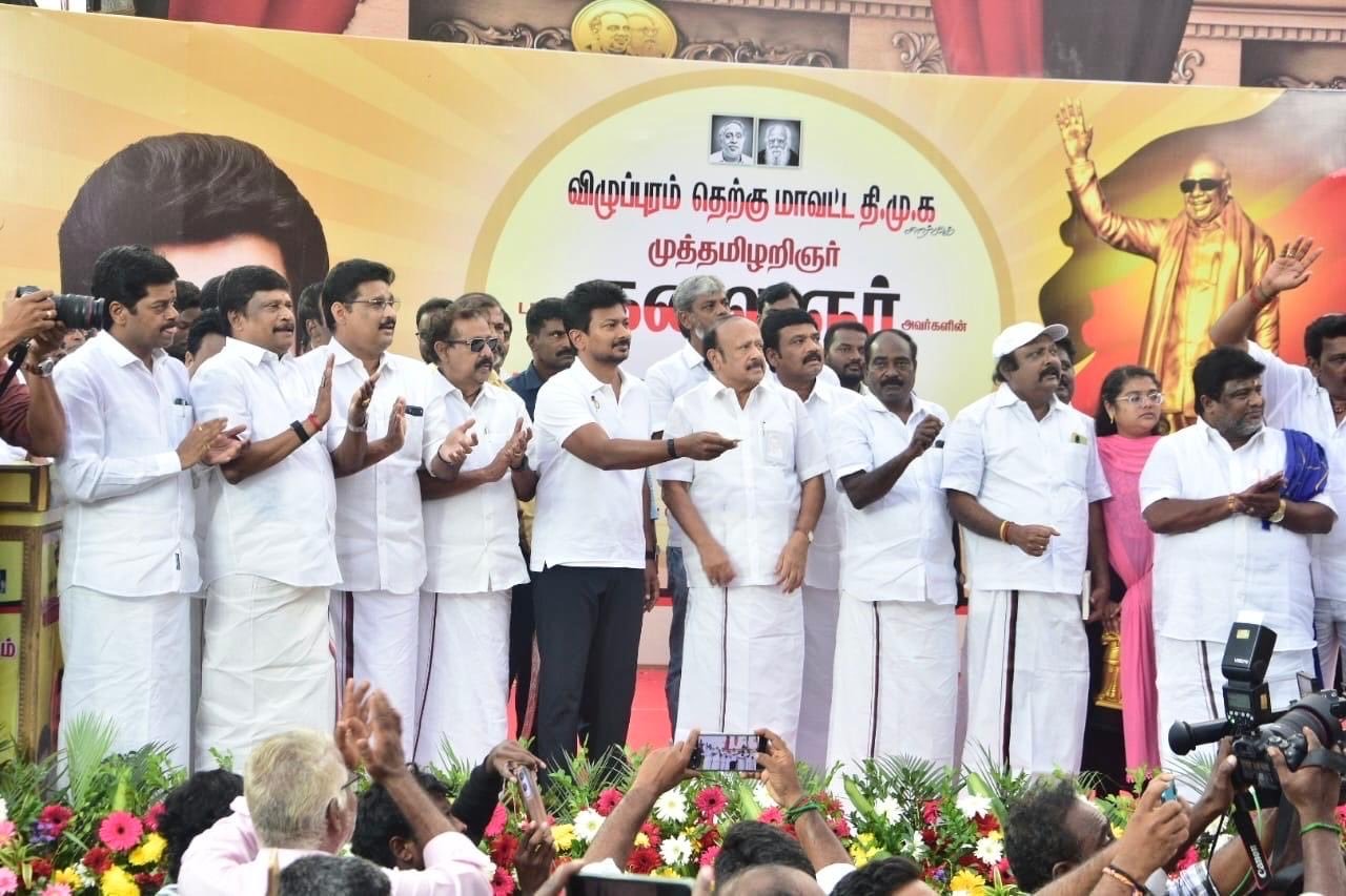 சிந்தாமணியில் முன்னாள் முதல்வர் கருணாநிதி திருவுருவச்சிலை